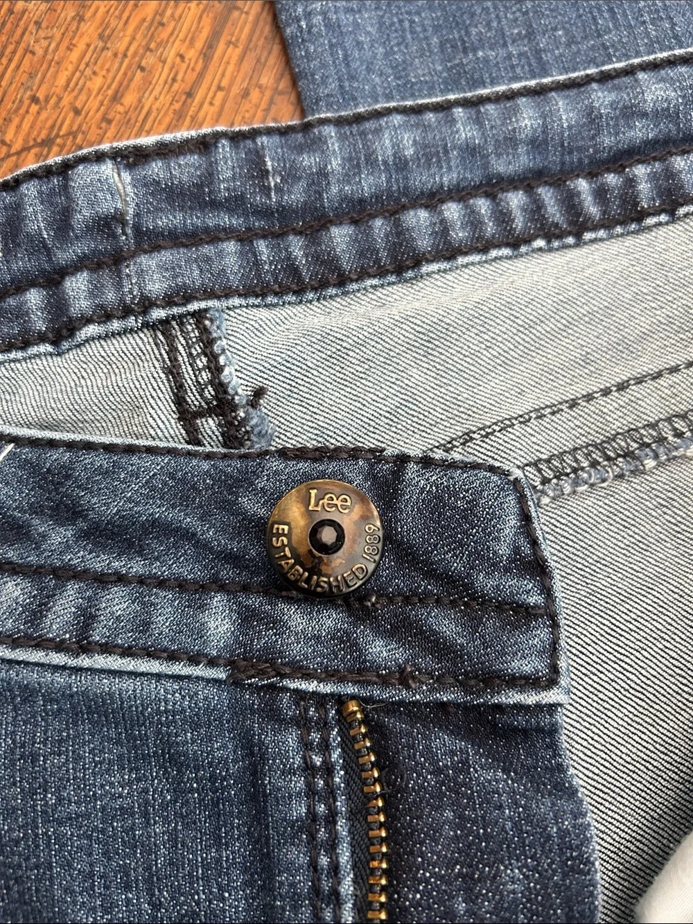 Lee Slender Secret Women’s Flare Jeans w/embellishment on pockets. Sz 12 EUC